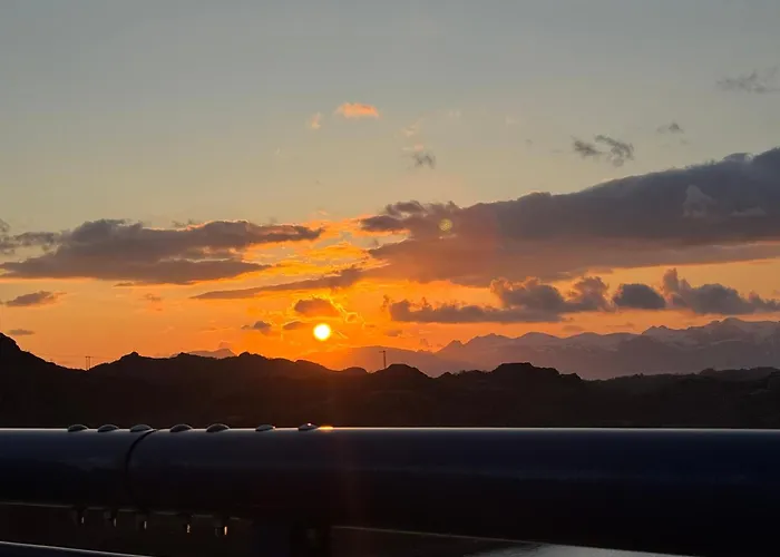 Semesterbostad Midnattsolveien 3158,sommarhusstrand Lofoten Norway *